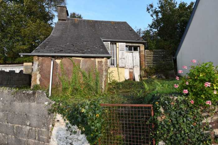 UNDE ROFFER AHIN-SP-001481 Nr Sourdeval 50150 Detached village house to renovate with small garden
