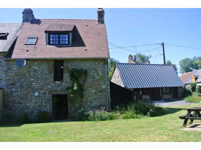 UNDER OFFER AHIN-SP-001711 Nr Flers 61100 Attractive cottage in a rural hamlet with 1290m2 garden and barn