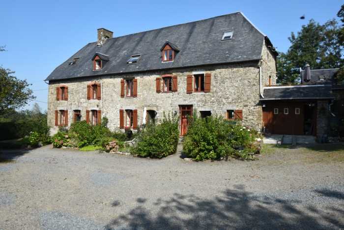 AHIN-SP-001352 50140 Nr Mortain 50140 Superb gîte complex with 4 letting units, owners' accommodation, indoor pool and 9 hole pitch and putt golf course on 6705m2