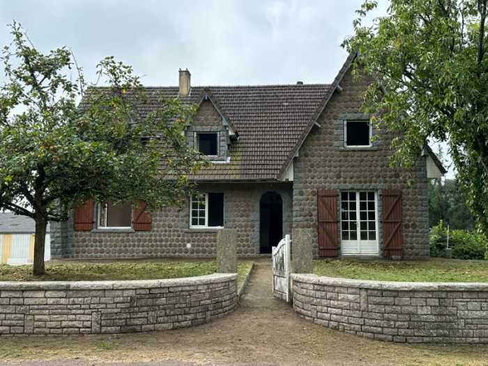 AHIN-SP-00001761 Nr Brecey 50670 Substantial 5 bedroom house with basement and 948m2 garden
