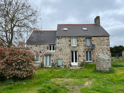 AHIN-SP-001692 Gorron 61350 Detached 2 bedroom stone house with several outbuildings and over half an acre