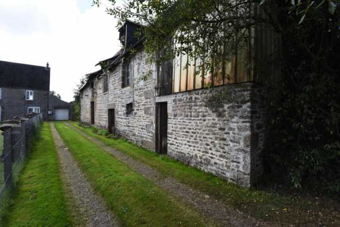 UNDER OFFER AHIN-SP-001502 Nr Tinchebray 61800 Old stone house and barns to renovate 796m2 grounds within walking distance of town centre