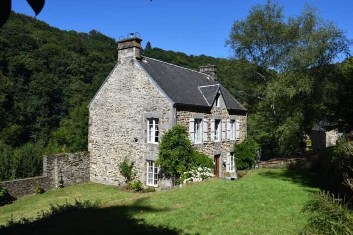 UNDER OFFER AHIN-SP-001490 Nr Sourdeval 50150 Beautiful stone house in stunning setting for sale in Normandy in the Sée Valley.
