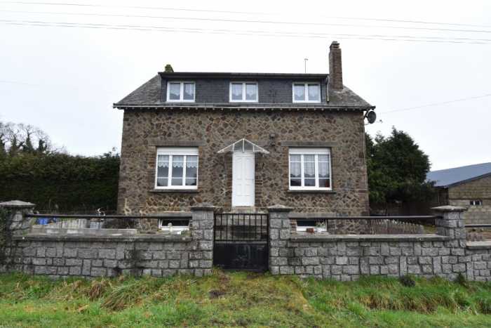 AHIN-SP-001389 Ambrières-Les-Vallées 53300 Detached 3 bedroom house with 831m2 garden for sale in the Mayenne area of the Loire Valley