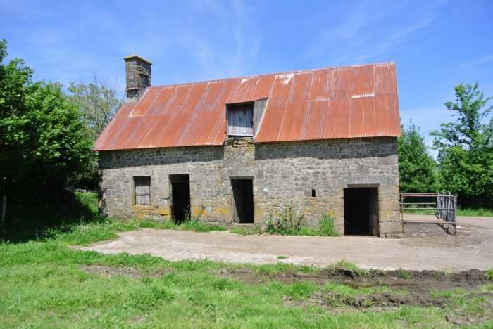  UNDER OFFER AHIN-SP-001380 Nr Sourdeval 50150 Detached stone barn on 1522m2 in quiet position to renovate.