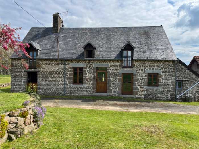 AHIN-SP-001690 Nr Saint Hilaire du Harcouët 50640 Stunning detached house at the end of a no through road with no neighbours. 2872m2 garden