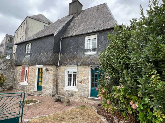 AHIN-SP-001603 Mortain 50140 3 bedroom Town House with garden within walking distance of all amenities.