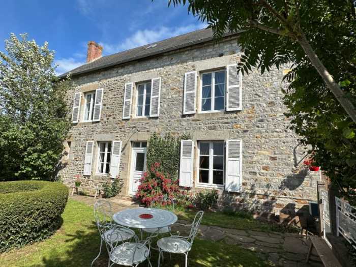 AHIN-SP-001746 Nr Mortain 50140 Detached 3 bedroom village house with 370m2 garden and barn in elevated position within walking distance of a bakery, schools and a childrens’ playground.