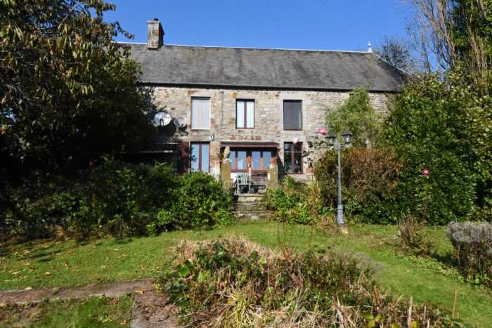 AHIN-SP-001475 Nr Tinchebray 61800 Substantial 4 bed family house with about 1.5 acres and lovely views with access to a bridleway to the Forest from the property.