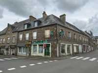 AHIN-SP–001736 Mortain • 50140 • Mixed commercial/residential 4 Bedroomed town centre property.